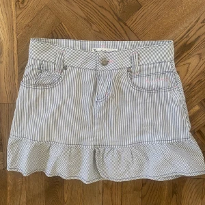 Kjol - Jätte fin randig kjol. Kan diskutera pris