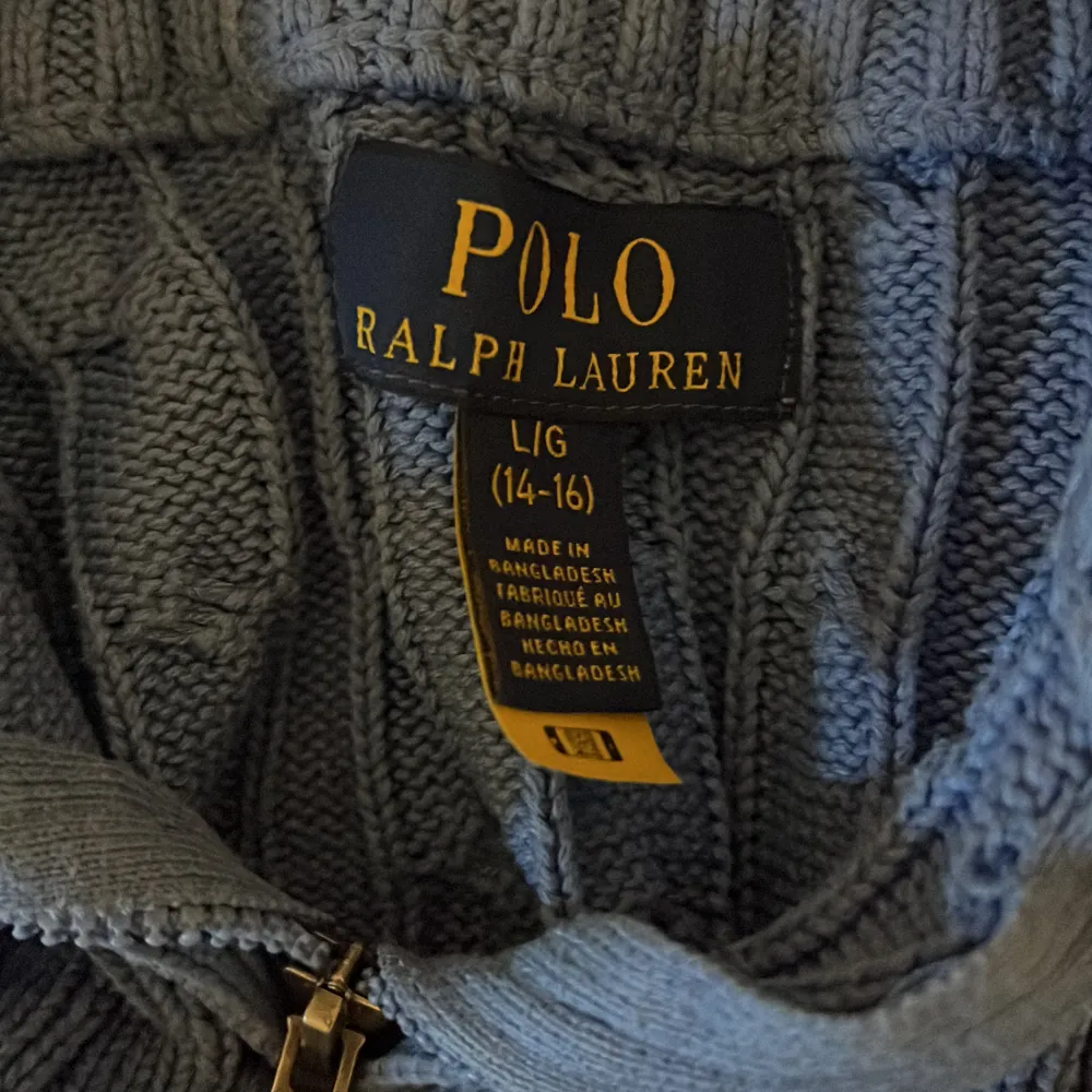 Säljer min Ralph lauren tröja för att den är för liten. Den är i väldigt bra skick 9/10 knappt använd eftersom jag fick den som för liten jag säljer den för ett lågt pris på 499 ny pris kring 1500 den är i storlek xs. Hoodies.