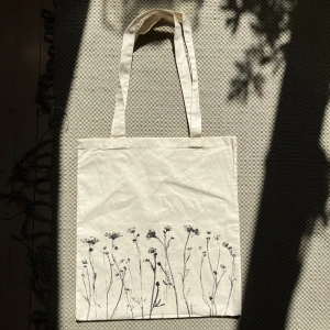 Tygkasse - Handprintad tygväska med riktiga blommor!🌷🌸🌺 går bra att tvätta i max 40 grader, tvättas separat första gången!