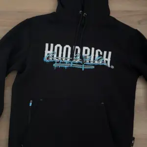 En hoodie som är helt ny, Vill sälja den för den aldrig kommer till användning. Möts du i Stockholm 
