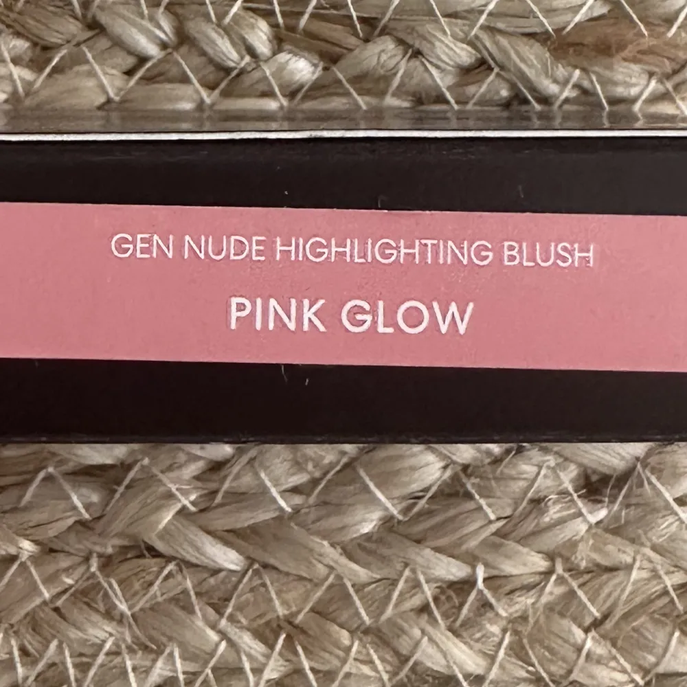 Säljer en jättefin highlighter blush från BareMinerals💘 Helt oanvänd! Ny!!💘 ord pris 390kr. Övrigt.