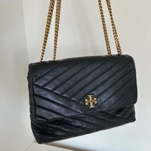 Tory Burch väska - Sparsamt använd Tory Burch väska! Använd fåtal gånger, se skavanker på bilderna! 5000kr