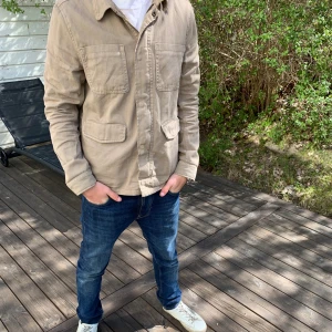 Beige Field Jacket - Tja! Säljer nu denna tvärfeta Field Jacket som bara används nån gång. 10/10 skick! Skriv gärna vid ytterligare frågor eller funderingar! Storlek 164 men passar mer som XS, modellen är 173. Märket är ej A.P.C vet ej varför det står det!