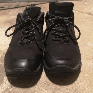 Vinter skor  - Säljer vinter skor från trekmates är använda. Blev litte så jag säljer de  storlek 40.  Prisen kan sänkas 