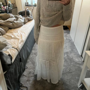 Vit långkjol  - Såååå fin broderad långkjol i fint skick!