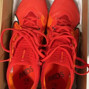 Nike Mercurial Vapor Elite  - Säljer ett par nya Nike Mercurial som jag endast testtränat med två halva träningar. Skorna är i princip helt nya. 