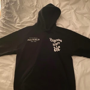Juice wrld hoodie limited  - Limiterad juice wrld hoodie. Gick att köpa 2-3 månader efter att han dog. Går inte att köpa idag på hemsidan.   Kvitto finns. Använd 2-3 gånger. Ända är snöret som är lite slitet annars som ny.
