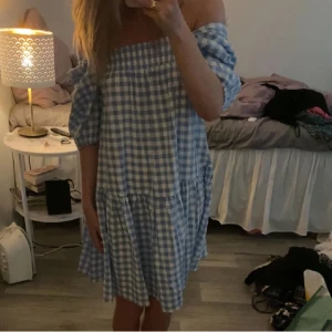 Blåvitrutig sommarklänning - Helt ny och oanvänd blåvit-rutig sommarklänning i strl 36, prislappen finns kvar💕💕