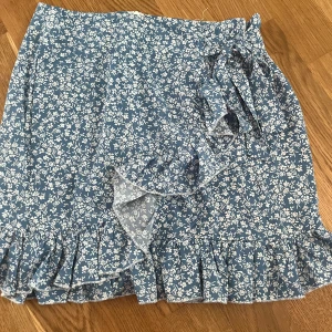 Blå/vit kjol storlek S  - Knyte sidan  Dragkedja bak  Volang 