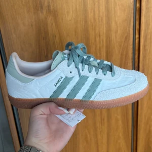 Samba Adidas  - Helt nya Samba Adidas i vit och grön färg. Super snygga men tyvärr fel storlek, använda endast 1 gång. Köpta för 1349kr. Kan hämtas upp v.20 i Sthlm annars fraktas de. Förpackning finns 