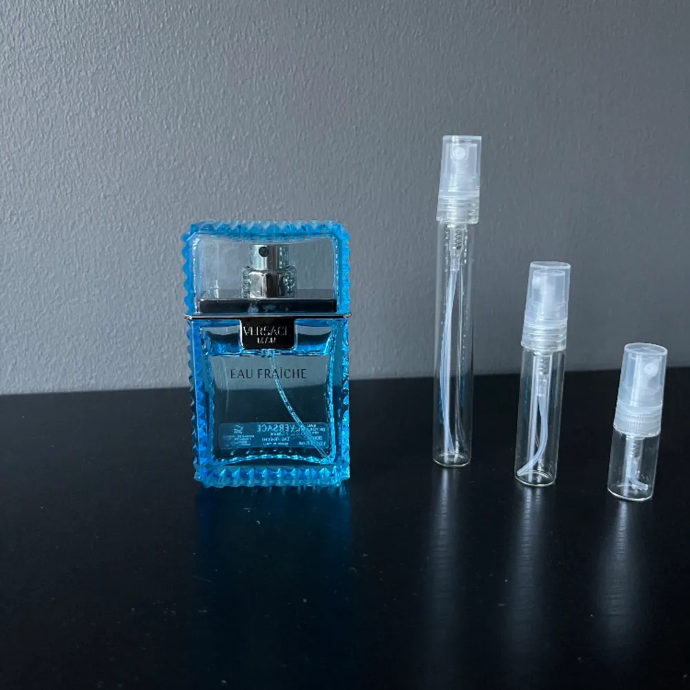 Säljer samples av Versace eau de fraich som är perfekt nu intill sommaren, luktar väldigt fräscht och gott. 2ml:29/ 5ml:59/ 10ml: 99. Muu.