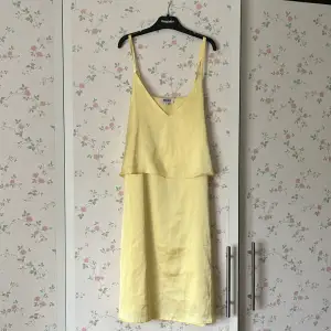 Nyskick, strl 36, gul satin klänning från bubbleroom