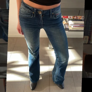VINTAGE LÅGMIDJADE JEANS  - TOMMY HILFIGER VINTAGE JEANS💓 Storlek: 25/32💓 Innerbenslängden: 77cm💓 Ytterbenslängden: 97cm💓 Midja rakt över: 35cm💓