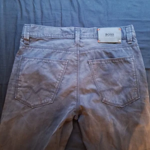 Hugo Boss byxor - Den är Slimfit och W 32 L 34  Jag fick den i present av min morfar då det var hans tidigare 