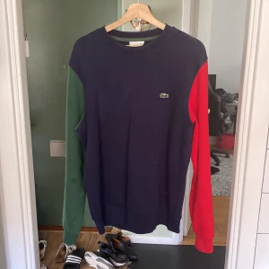 Lacoste tröja som ligger och dammar i garderoben, fick den i födelsedagspresent och är inte riktigt min stil. Kan sälja den billigt, hör av er! - Bra skick inte använd mer en några gånger har kvar förpackningen den kom i storlek L