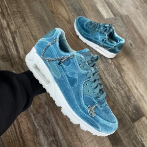 Nya airmax limited edition velvet  - Nya airmax velvet limited edition. Aldrig använda. Säljes då de ej kommer till användning. Storlek 37.5. Nypris runt 2000 kr. Säljes för 900. Färg turkos. Köptes på foot locker.