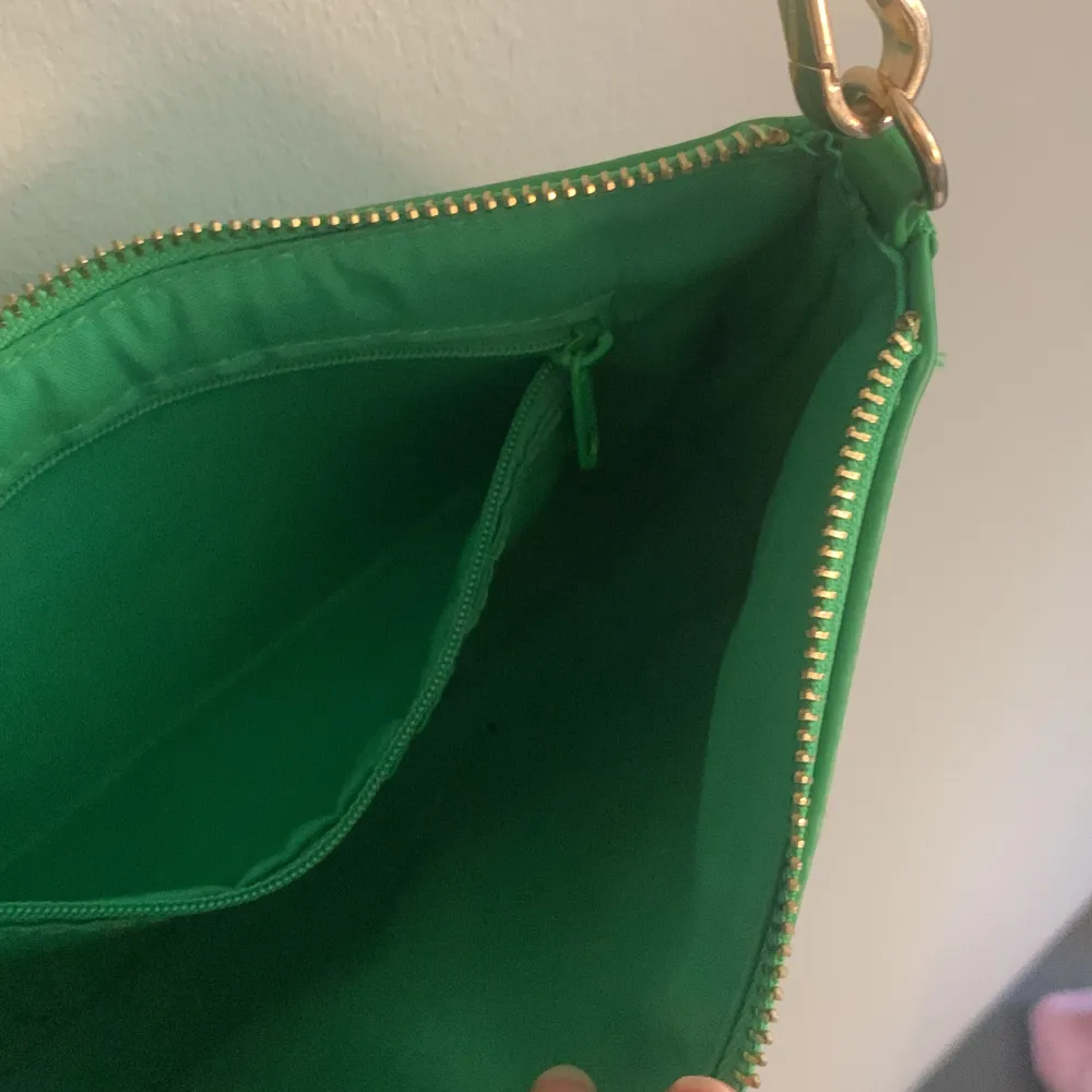 Säljer denna tropiska gröna väska för att den inte kommer till användning. Har tre olika fack.Köpt i Tyskland🤙🤙. Väskor.