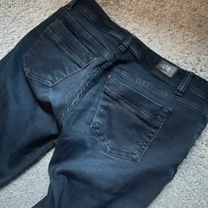 Säljer de populära slutsålda LTB bootcut jeansen. Storlek W25 L36. Lite slitna vid fötterna då de är så långa på mig men annars väldigt bra skick