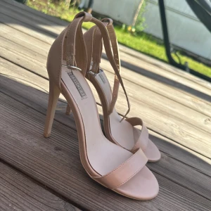 Snygga högklackade skor - Högklackade skor från Nelly.. använd 