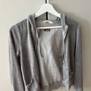 Fin grå mjuk Odd Molly tröja med Luva i storlek 1. Matchande byxor finns tillhörande om man skulle vilja köpa med dessa (ingår inte i priset) 
