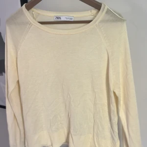 Tunn stickad tröja🫶🏼 - Super skön tunn stickad tröja från Zara. Använt 1-2 gånger🩷🌸
