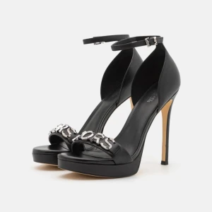 Michael Kors Jordyn - Endast använda 1 kväll och säljer då dom är alldeles för höga för mig.  Nypris: 2284:- Storlek 38 Finns i Salem eller fraktas 