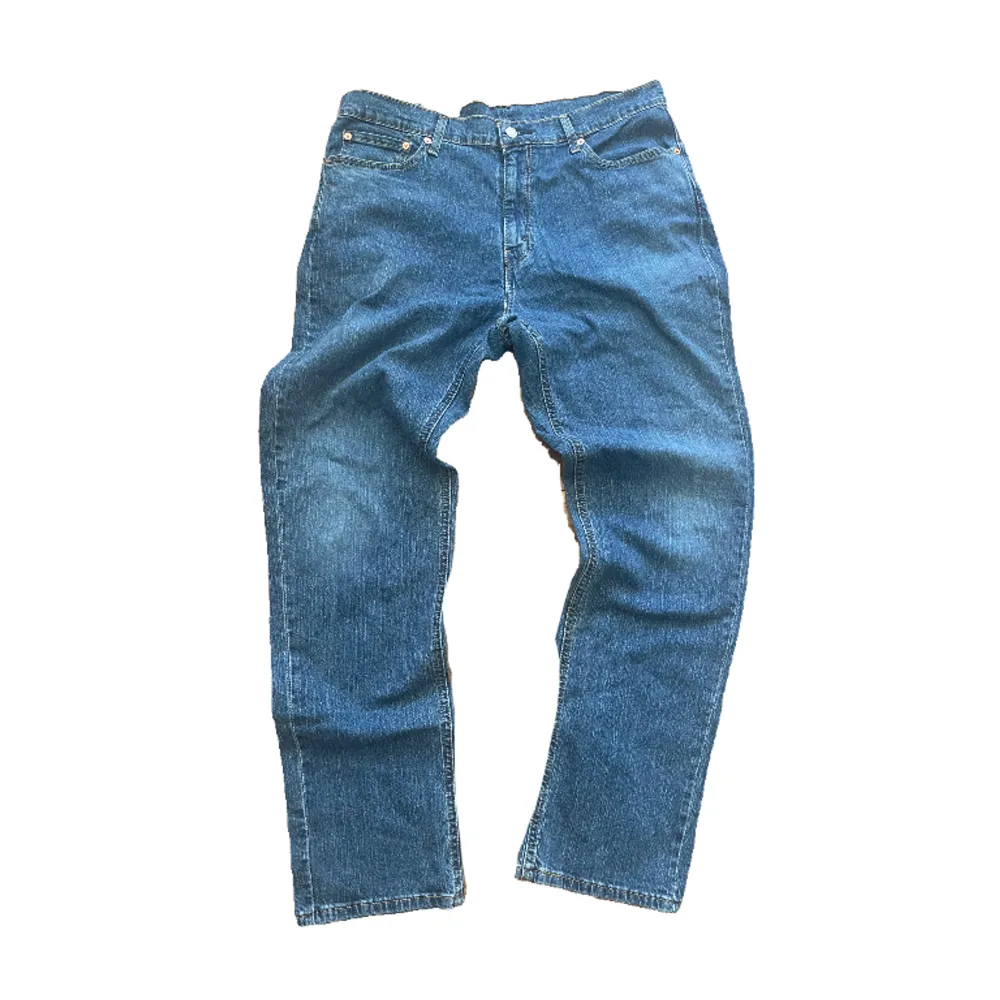 These Levi jeans,with a waist measurement of 36 and a length of 34 are in pristine condition having never been worn. Their baggy style mirrors the relaxed fit of straight jeans. Jeans & Byxor.