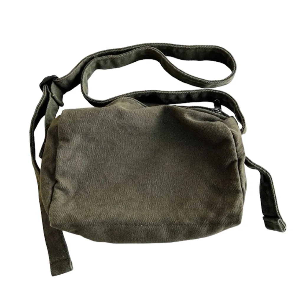 Söt grön väska med reglerbart axelband lite ljusare irl, från shein, aldrig använd hann ej lämna tillbaks. Väskor.