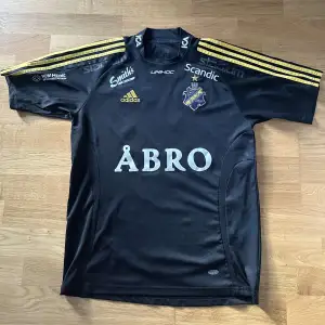 Skitsnygg AIK tröja, som ny. Peter Jihde, nummer 27. Från 2009