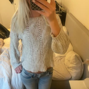 Stickad tröja - Jätte fin beige stickad tröja, står ingen storlek men passar mig som vanligtvis bär xs-s💗
