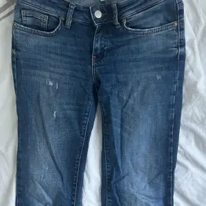 Mina favorit jeans från Only. Tunnt material som ger fin figur. Säljer pga för små🌷32cm tvärs över midjan, innerben 79 cm