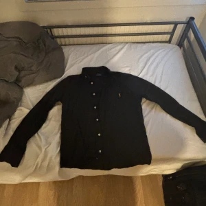 Ralph lauren skjorta - Ralph Laoren skjorta som jag har använt ett fåtal gånger säljer den för att den är för stor 