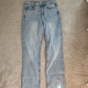 Ljusblå jeans med slits längst ner, från Gina tricot