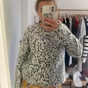 Säljer denna jätte fina leopard stickade tröja från hm❣️❣️