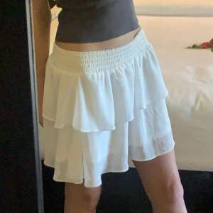 superfin kjol från chelsea perfekt nu till sommaren. i toppskick då den är sparsamt använd✌️storlek s men väldigt stretchig så den passar även större storlekar!! på bilden har jag vikt ner kanten så det går alltså att justera och välja lite själv🥰