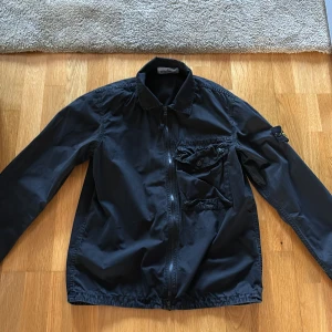 Stone island overshirt - Använd fåtal gånger, köpt på NK i Stockholm  I nyskick! Nypris 4900 kr