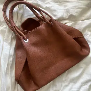 skit snygg brun handväska som får plats med dator osv 💕 äkta läder men lite sönder längst ner men synns inte alls för man kan bara ha den på andra hållet 💓jätte lik polene väskan