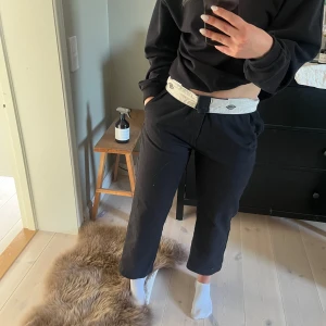 Populära dickies byxor!💛 - Säljer mina populära dickies byxor då dom ej kommer till användning då jag tycker dom är för korta för mig som är 168, aldrig använda så i nyskick!😍storlek w 30, jag är vanligtvis en s och de sitter bra förutom att de är korta🥰