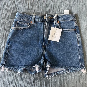 Bik Bok jeansshorts  - Helt nya, etiketter kvar. Nypris 399 kr. Storlek XS.