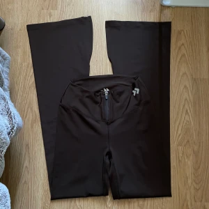 Utsvängda byxer - Säljer dessa träningsbyxer som ändats använt 1 gång!! Helt slutsålda och finns inte ens på hemsidan längre🥰 Man kan även använda de som vanliga byxer som jag gör!