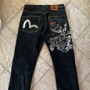 Evisu jeans - Då var det dags att sälja mina Evisu jeans, de är något slitna på vissa ställen men det är inget sådär jättestort. Skriv vid frågor!