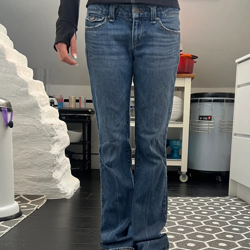 Så snygga Lågmidjade jeans. 39 cm rakt över. Har ett litet hål vid hälen men inget som syns tydligt!. Jeans & Byxor.