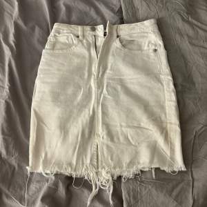 Säljer en vit jeans kjol från Bikbok i strl xs, fint skick men är för liten för mig så har ingen användning av den  