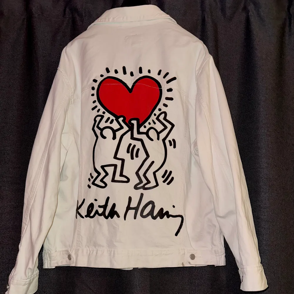 Keith Haring x H&M jeansjacka. Riktigt fin och sällsynt jacka från Keith Haring och H&M kollektionen, skick 8/10 (liten fläck längst ner på baksidan) Storlek:L. Jackor.