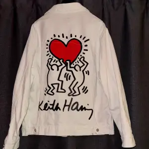 Keith Haring x H&M jeansjacka. Riktigt fin och sällsynt jacka från Keith Haring och H&M kollektionen, skick 8/10 (liten fläck längst ner på baksidan) Storlek:L