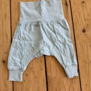 Byxor - Byxor från H&M i storlek 50, fint skick. Färg och ”mönster” syns ordentligt på bild 2. 