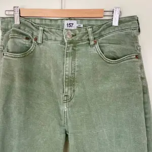 Gröna jeans med croppad, vid passform. 