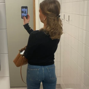 Svart tröja - Svart stickad tröja från bik bok💗