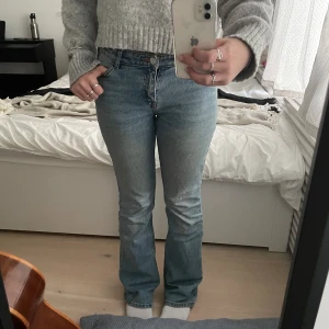 Låg midja bootcut jeans  - Låg midja bootcut jeans från monki  