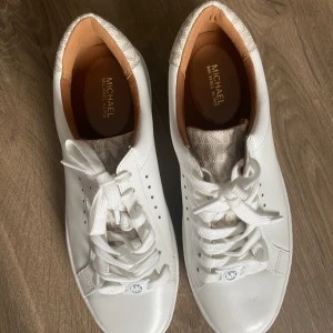 Michael Kors skor strl 38 - Säljer dessa oanvända skor från Michael kors. Köpte fel storlek och därför säljer de. Storlek- 38. Helt nya.   
